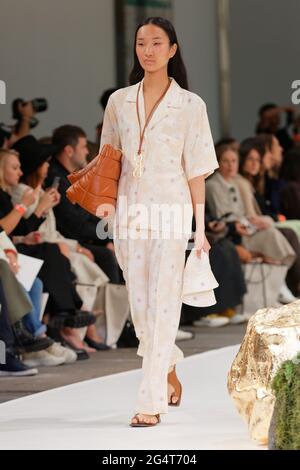 Jade Hsu cammina lungo la pista durante lo spettacolo di Oroton durante le collezioni del Afterpay Australian Fashion Week Resort 2022 a Carriageworks il 1° giugno 2021 Foto Stock