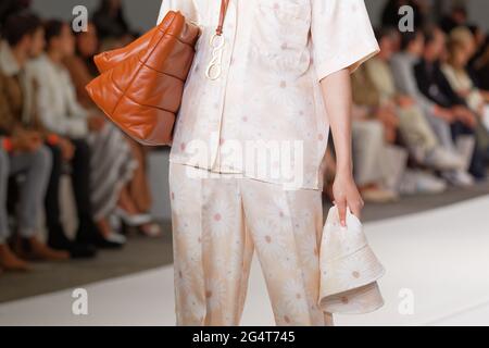 Jade Hsu cammina lungo la pista durante lo spettacolo di Oroton durante le collezioni del Afterpay Australian Fashion Week Resort 2022 a Carriageworks il 1° giugno 2021 Foto Stock