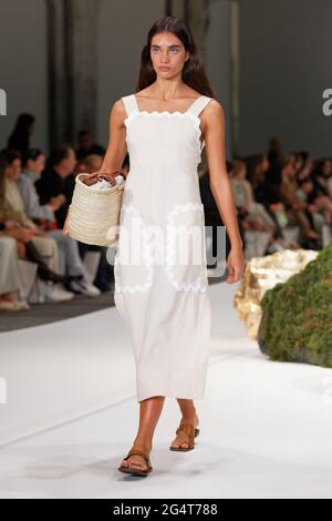 Un modello cammina sulla pista durante lo spettacolo di Oroton durante le collezioni Afterpay Australian Fashion Week Resort 2022 a Carriageworks il 1° giugno 2021 i. Foto Stock