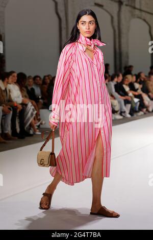 Un modello cammina sulla pista durante lo spettacolo di Oroton durante le collezioni Afterpay Australian Fashion Week Resort 2022 a Carriageworks il 1° giugno 2021 i. Foto Stock