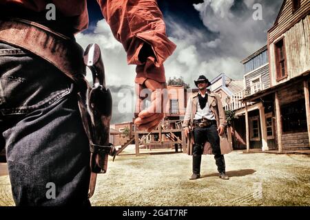 Cowboy, cowboy duello, combattimento con armi da fuoco al parco a tema in stile western Texas Hollywood/Fort Bravo. Almeria. Spagna Foto Stock