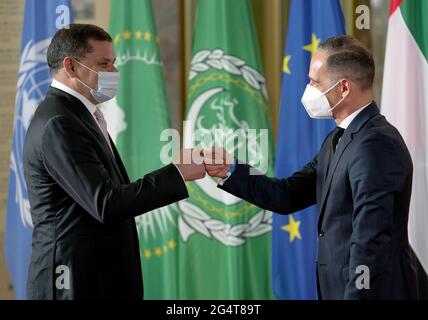 Berlino, Germania. 23 Giugno 2021. Heiko Maas (SPD, r), Ministro federale degli esteri, dà il benvenuto ad Abdul Hamid Dbaib (l), primo Ministro della Libia, presso l'Ufficio federale degli affari esteri per la seconda Conferenza libica di Berlino. In occasione della Conferenza libica, i paesi coinvolti nel conflitto e il governo di transizione stanno discutendo di un'ulteriore stabilizzazione del paese. Credit: Michael Sohn/AP-Pool/dpa/Alamy Live News Foto Stock