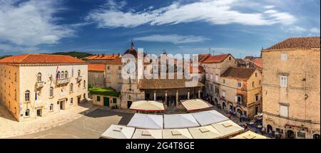 Città vecchia di Trogir in Dalmazia, Croazia. Centro storico di Traù. Vicino a Spalato in Croazia. La pittoresca e storica città di Trogir nei Balcani, Dalmazia, Cr Foto Stock