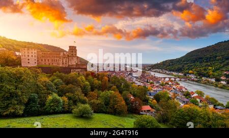 Vista aerea dello skyline di Heidelberg dall'alto. Vista aerea dello skyline di Heidelberg del fiume e del ponte della città vecchia, Germania. Vista aerea di Heidelberg, Germania OL Foto Stock