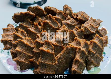 Un piatto tradizionale turco preparato con bulgaro impastato, carne macinata e spezie. Palle di carne grezza Foto Stock