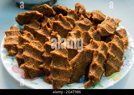 Un piatto tradizionale turco preparato con bulgaro impastato, carne macinata e spezie. Palle di carne grezza Foto Stock