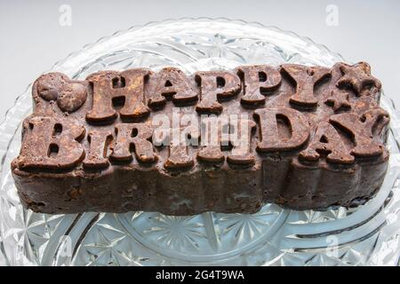 Finalizzare. Sta facendo una torta di compleanno con biscotti e cioccolato. Torta a mosaico. Buon compleanno. Foto Stock