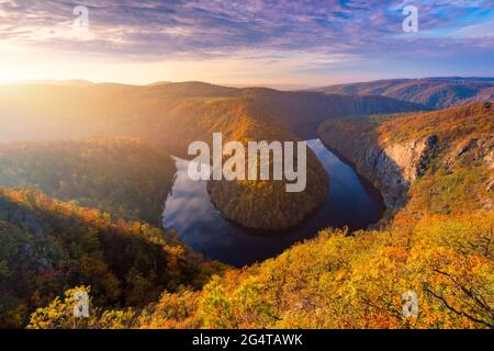 Bella Vyhlidka Maj, vedetta Maj, vicino Teletin, Repubblica Ceca. Meandro del fiume Vltava circondato da colori d'autunno bosco visto dall'alto. Foto Stock