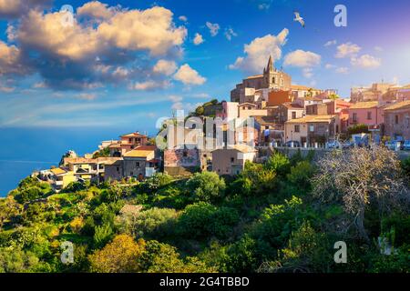 Vista panoramica a forza d`Agro, pittoresca cittadina della provincia di Messina, Sicilia, Italia meridionale. Forza d'Agro, città storica siciliana sulla roccia o Foto Stock