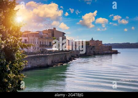 Siracusa, Isola d'Ortigia, Sicilia, Italia. Isola di Ortigia, costa dell'isola di Ortigia a Siracusa, Sicilia, Italia. Città costiera Siracusa, Sicilia Foto Stock