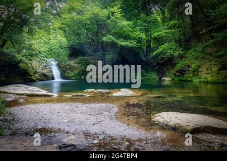 Bella cascata in Spagna in Catalogna, vicino al piccolo villaggio Les Planes de Hostoles Foto Stock