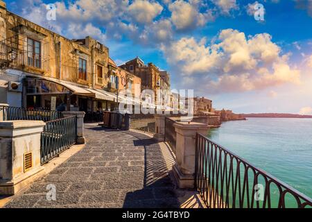 Siracusa, Isola d'Ortigia, Sicilia, Italia. Isola di Ortigia, costa dell'isola di Ortigia a Siracusa, Sicilia, Italia. Città costiera Siracusa, Sicilia Foto Stock