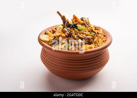 Dum Handi Mutton Biryani o gosht pilaf è preparato in un terreno o creta pentola chiamata Haandi o 1 chilo di taglia. Popolare cibo indiano non vegetariano Foto Stock