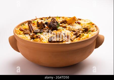 Dum Handi Mutton Biryani o gosht pilaf è preparato in un terreno o creta pentola chiamata Haandi o 1 chilo di taglia. Popolare cibo indiano non vegetariano Foto Stock