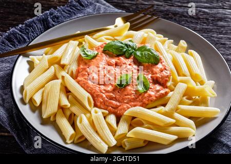 Salsa Rosa Pasta, salsa Rosa di Parma con penne su un piatto bianco con  forchetta dorata, primo piano Foto stock - Alamy