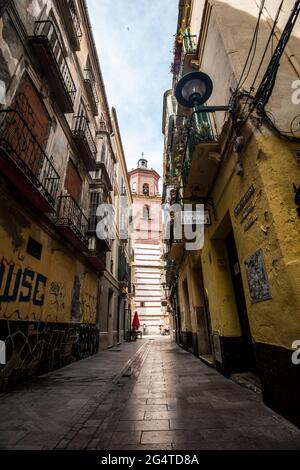 Strada stretta nel centro di Málaga Foto Stock