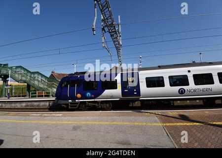 Servizio ferroviario Nord per Blackpool North con partenza dalla stazione di Layton Foto Stock