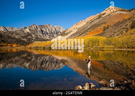 Pescatore e fogliame autunnale a North Lake, Sierra Nevada Mountains, California Foto Stock