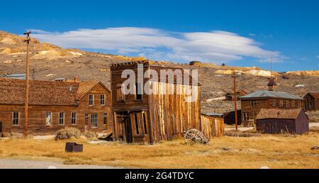 Abbandonati gli edifici pendente, Bodie State Historic Park, California Foto Stock