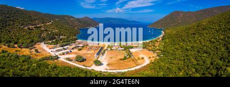 Bellissima acqua cristallina azzurra sulla spiaggia di Antisamos sull'isola di Cefalonia, Grecia. Bellissima baia di mare con spiaggia di Antisamos sull'isola di Cefalonia, Ionio Foto Stock