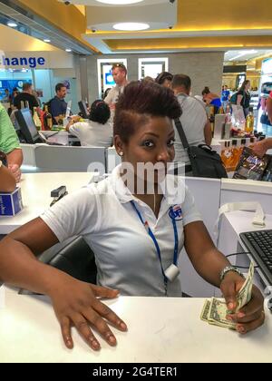 Donna afro-americana di charme presso l'ufficio di cambio. Repubblica Dominicana, 2021 giu 15 Foto Stock