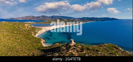 Torre di Porto Giunco e Spiaggia di Simius vicino a Villasimius, Sardegna, Italia. Vista dal drone volante. Torre di Porto Giunco su capo Carbonara. Foto Stock