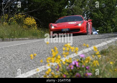 Panzano in Chianti 18 giugno 2021: Sconosciuto guida una Ferrari 458 Italia 2013 durante il Ferrari Tribute Mille miglia 2021. Italia Foto Stock