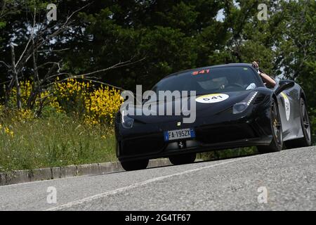 Panzano in Chianti 18 giugno 2021: Sconosciuto guida una Ferrari 458 Speciale 2015 durante il Ferrari Tribute Mille miglia 2021. Italia Foto Stock
