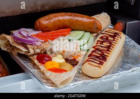 Hotdog sandwich, salsiccia alla griglia, lavash armeno, crauti - primo piano Foto Stock