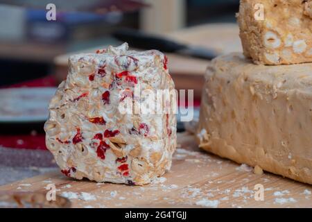 Scerbet con frutta secca e frutta secca al bancone del mercato alimentare estivo locale Foto Stock