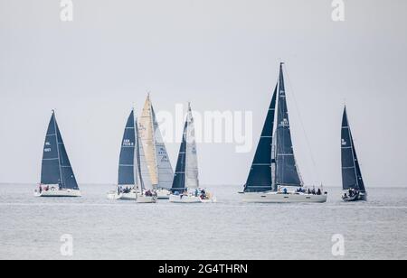 Bullins Bay, Kinsale, Cork, Irlanda. 23 Giugno 2021. Gli yacht passano attraverso i loro passi in pratica a Bullens Bay al largo della Old Head prima dell'inizio della serie di gare della Sovereign's Cup che iniziano il giovedì e durano quattro giorni a Kinsale, Co. Cork, Irlanda. - credito; David Creedon / Alamy Live News Foto Stock