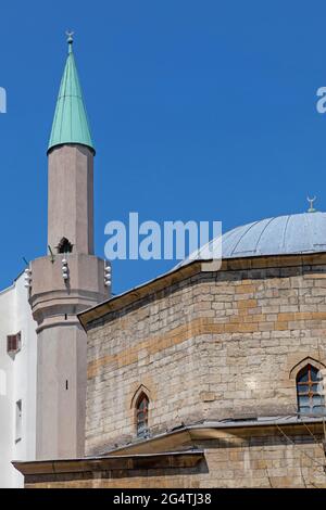 Landmark Tower presso l'unica moschea rimasta a Belgrado in Serbia Foto Stock