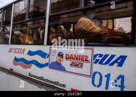 Managua, Nicaragua. 22 Giugno 2021. "Naniel 2021," legge accanto a una foto di lungo tempo presidente Ortega su un autobus di trasporto pubblico. Un nuovo capo di Stato sarà eletto in Nicaragua nel novembre 2021. Tuttavia, cinque candidati alla candidatura presidenziale delle alleanze dell'opposizione sono stati arrestati entro poche settimane. (A dpa ''Nuova dittatura' in Nicaragua: Ortega chiude l'opposizione prima delle elezioni' del 22.06.2021) Credit: Str/dpa/Alamy Live News Foto Stock