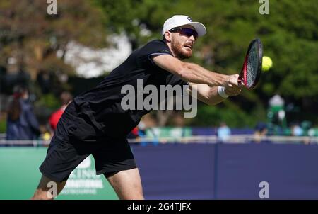 Jamie Murray ha collaborato con Luke Bambridge nella loro partita contro Fabrice Martin ed Edouard Roger-Vasselin durante il quinto giorno della Viking International al Devonshire Park, Eastbourne. Data immagine: Mercoledì 23 giugno 2021. Foto Stock