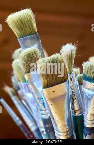 vecchie spazzole di vernice usate macchiate con vernici per quadri di pittura Foto Stock