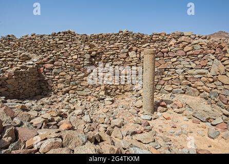 Vista sulle antiche rovine abbandonate degli edifici della città di cava romana A Mons Claudianus nel deserto egiziano orientale Foto Stock