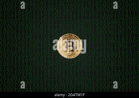 Criptovaluta in oro isolato al centro su uno sfondo astratto scuro su cui si trova un mosaico di zero verde e un numero con una texture ruvida Foto Stock