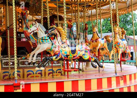 La rotonda vittoriana Gallopers Carousel o Merry GO Round a Bressingham Steam museo e giardini situati a Bressingham, Diss, Norfolk, Inghilterra, Foto Stock