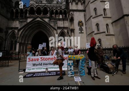 Save Stonehenge manifestanti e sostenitori si riuniscono fuori dei tribunali reali come l'appello ha inizio, quindi fermare la galleria stradale A303. Gli attivisti legali di lunga data sono stati Uniti da re Arthur Pendragon, l'attivismo dell'arte sacra e un certo numero di artisti e artisti non hanno fatto la mostra recente Arte nell'era dell'ora da Art Below che ha portato parte di una replica Stonehenge con loro Foto Stock