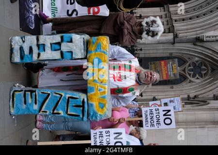 Save Stonehenge manifestanti e sostenitori si riuniscono fuori dei tribunali reali come l'appello ha inizio, quindi fermare la galleria stradale A303. Gli attivisti legali di lunga data sono stati Uniti da re Arthur Pendragon, l'attivismo dell'arte sacra e un certo numero di artisti e artisti non hanno fatto la mostra recente Arte nell'era dell'ora da Art Below che ha portato parte di una replica Stonehenge con loro Foto Stock