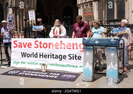 Save Stonehenge manifestanti e sostenitori si riuniscono fuori dei tribunali reali come l'appello ha inizio, quindi fermare la galleria stradale A303. Gli attivisti legali di lunga data sono stati Uniti da re Arthur Pendragon, l'attivismo dell'arte sacra e un certo numero di artisti e artisti non hanno fatto la mostra recente Arte nell'era dell'ora da Art Below che ha portato parte di una replica Stonehenge con loro Foto Stock