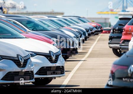 Le nuovissime vetture Renault si sono schierate nel parcheggio del terminal roll-on/roll-off (ro-ro) del porto di le Havre. Foto Stock