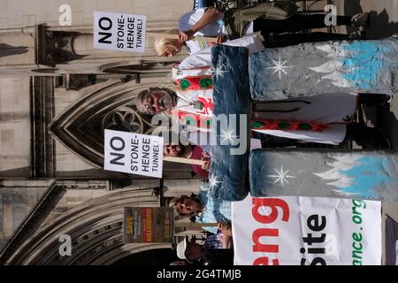 Save Stonehenge manifestanti e sostenitori si riuniscono fuori dei tribunali reali come l'appello ha inizio, quindi fermare la galleria stradale A303. Gli attivisti legali di lunga data sono stati Uniti da re Arthur Pendragon, l'attivismo dell'arte sacra e un certo numero di artisti e artisti non hanno fatto la mostra recente Arte nell'era dell'ora da Art Below che ha portato parte di una replica Stonehenge con loro Foto Stock