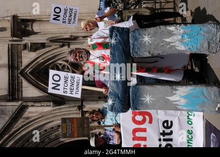 Save Stonehenge manifestanti e sostenitori si riuniscono fuori dei tribunali reali come l'appello ha inizio, quindi fermare la galleria stradale A303. Gli attivisti legali di lunga data sono stati Uniti da re Arthur Pendragon, l'attivismo dell'arte sacra e un certo numero di artisti e artisti non hanno fatto la mostra recente Arte nell'era dell'ora da Art Below che ha portato parte di una replica Stonehenge con loro Foto Stock