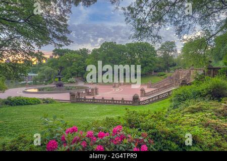 Bethesda Terrace e Fontana sono due elementi architettonici che si affaccia sul lago in New York City Central Park. Foto Stock