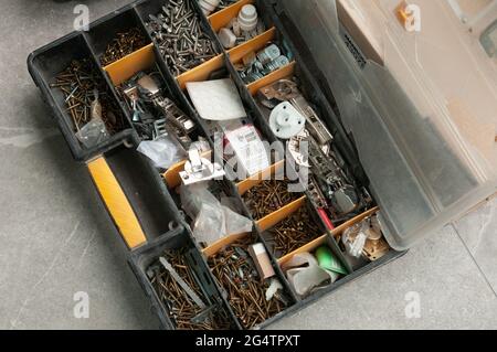Una scatola di parti appartenenti ad un montatore di cucina. Foto Stock