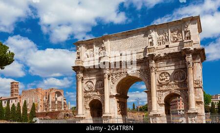 Arco di Costantino e Tempio di Venere antiche rovine nel centro di Roma Foto Stock