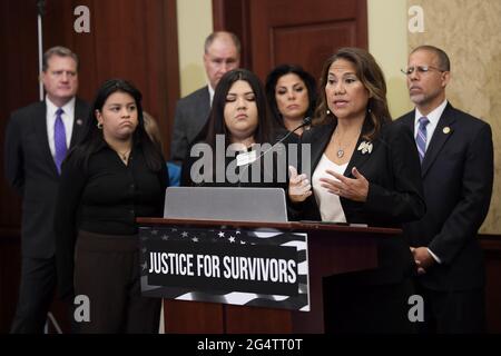 Washington, quartiere della Columbia, Stati Uniti. 23 Giugno 2021. LA congresswoman STATUNITENSE VERONICA ESCOBAR (D-TX) (destra) accanto alla famiglia VANESSAÃS MAYRA (centro) e LUPE GUILLEN (sinistra) con i co-leads della Camera parla durante una conferenza stampa sulla Vanessa Guillen Military Justice Improvement and Improving Prevention Act, oggi il 23 giugno 2021 a HVC/Capitol Hill a Washington DC, USA. Credit: Lenin Nolly/ZUMA Wire/Alamy Live News Foto Stock