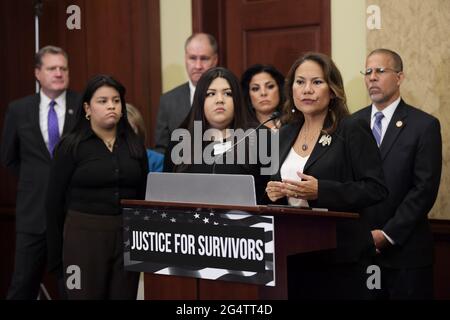 Washington, quartiere della Columbia, Stati Uniti. 23 Giugno 2021. LA congresswoman STATUNITENSE VERONICA ESCOBAR(D-TX)(Right) insieme ALLA famiglia DI VANESSA MAYRA(Center) e LUPE GUILLEN(Left) con i co-leads della Casa parla durante una conferenza stampa sulla Vanessa Guillen Military Justice Improvement and Ingressing Prevention Act, oggi il 23 giugno 2021 a HVC/Capitol Hill a Washington DC, USA. Credit: Lenin Nolly/ZUMA Wire/Alamy Live News Foto Stock