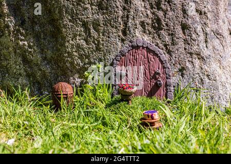 Fata casa porta fatto di argilla in pietra muro. Foto Stock